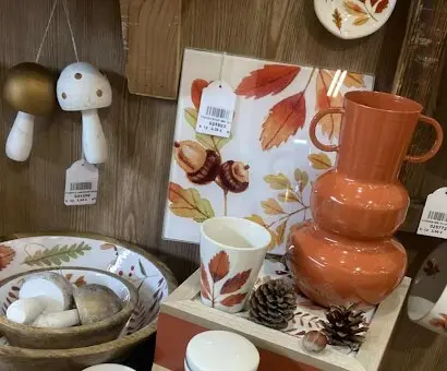 Vase orange, champignons en céramique, assiettes aux feuilles d'automne