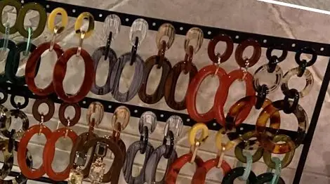Boucles d'oreilles en anneaux d'écaille et de couleurs