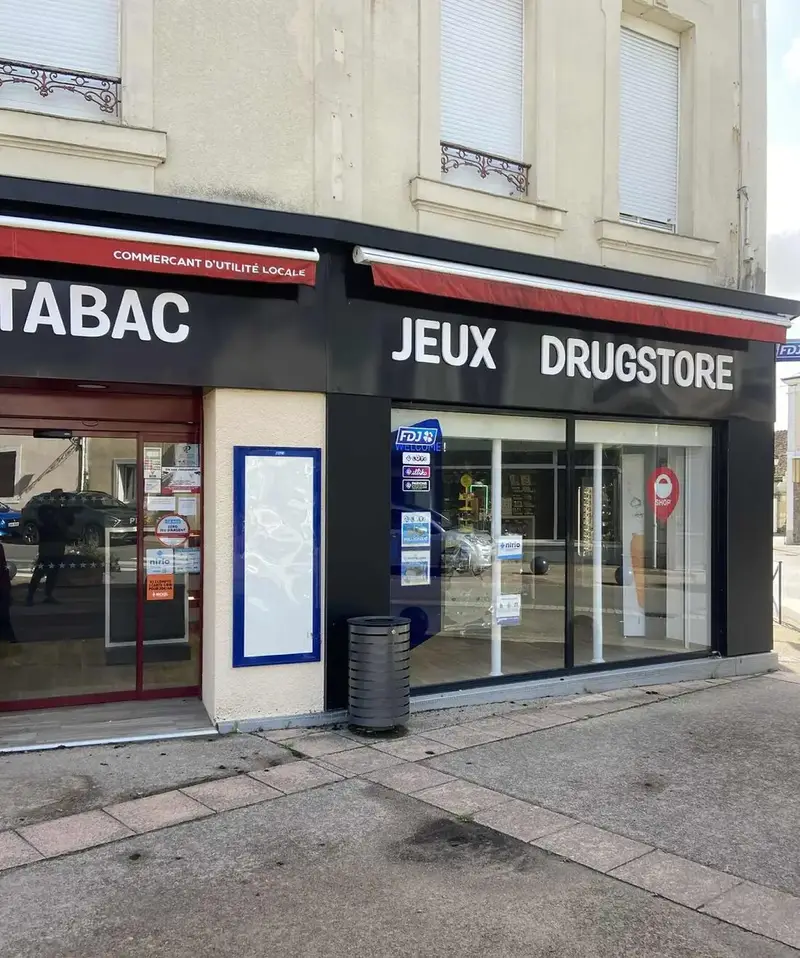 La devanture noire du tabac, place de l'Église : Tabac, Jeux, Drugstore