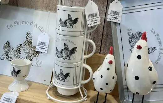 Tasses, coquetier et poules en céramique blanche à pois noirs, collection La Ferme d'Antan