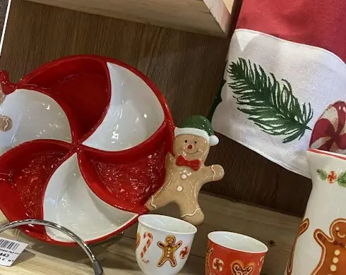 Coupelle rouge et blanche en forme de bonbon, bonhomme en pain d'épices et coquetiers