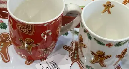 Mugs rouges et blancs décorés de bonshommes en pain d'épices